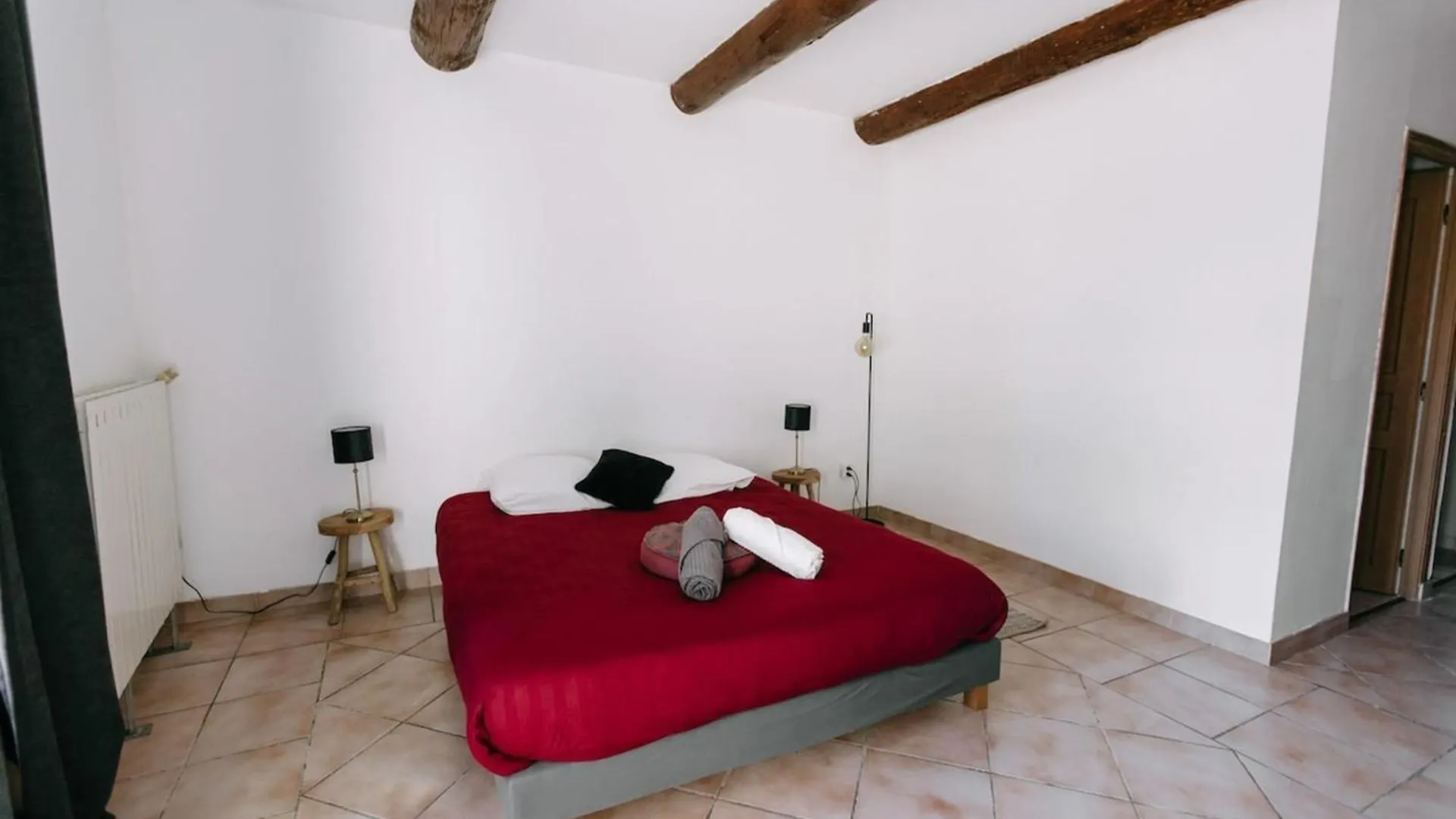 84B7 - Accommodation In A Charming 18Th Century Farmhouse Althen-des-Paluds 0*,