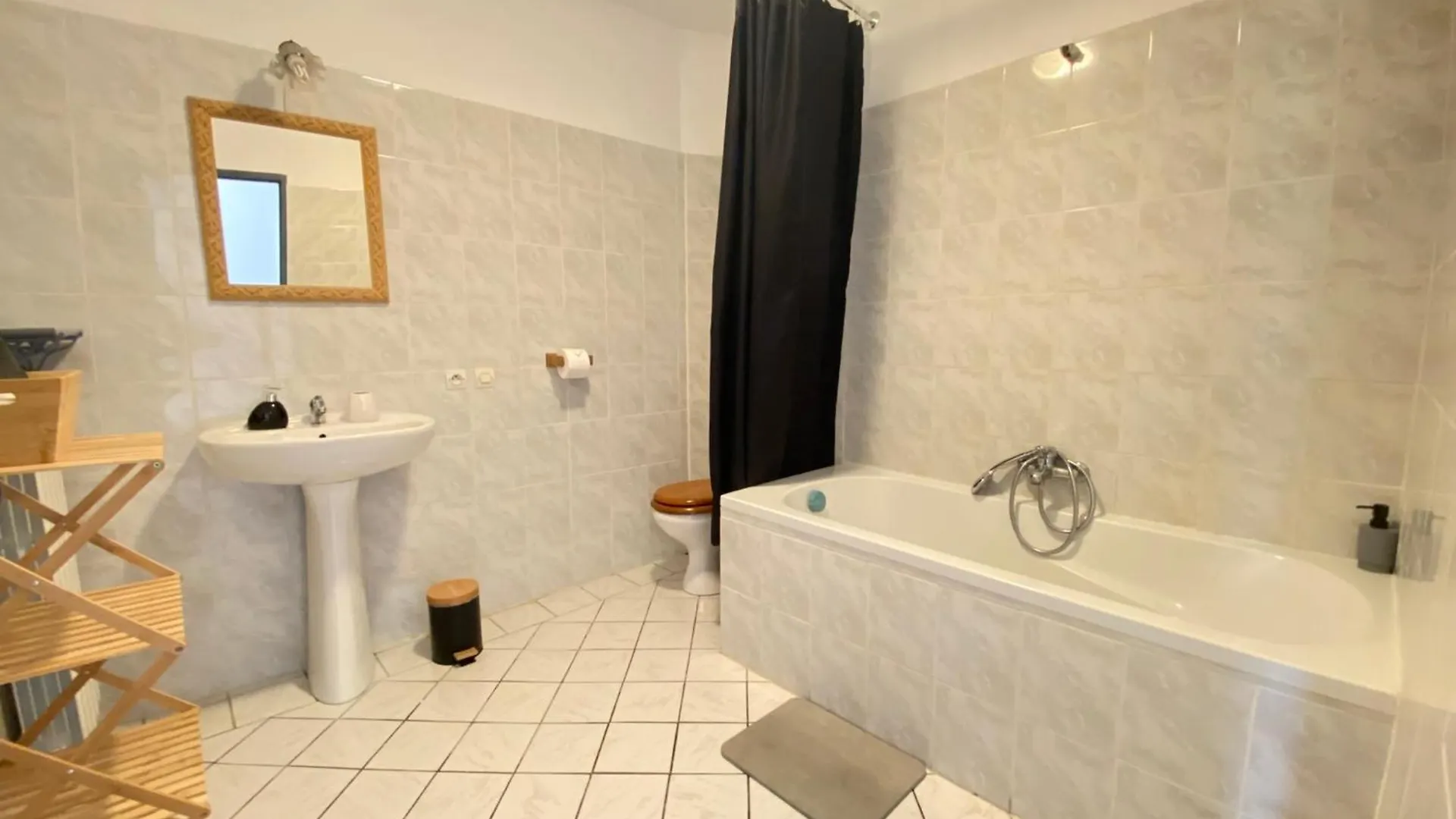84B7 - Accommodation In A Charming 18Th Century Farmhouse Althen-des-Paluds 0*,