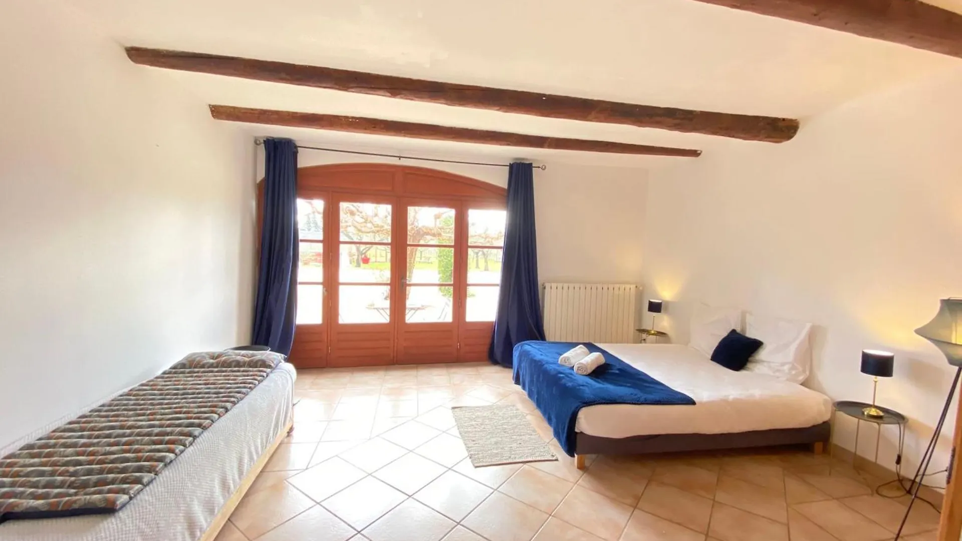 84B7 - Accommodation In A Charming 18Th Century Farmhouse Althen-des-Paluds 0*,  Frankrike